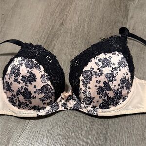 Chic Black and Cream Floral Lace Bra